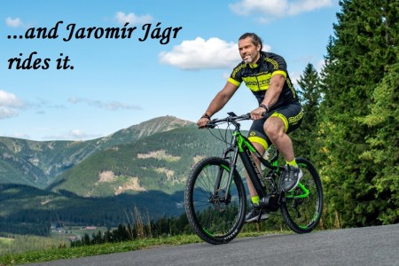 Ice hockey legend Jaromír Jágr "68" also promotes CRUSSIS e-bikes and foot bikes / scooters in the Czech and Slovak Republic